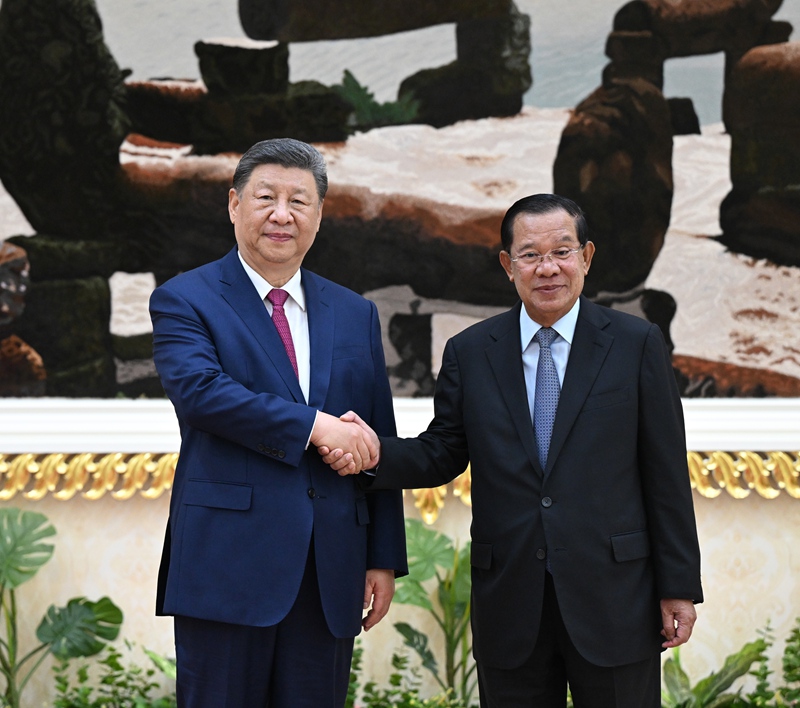 习近平会见柬埔寨人民党主席、参议院主席洪森.jpg