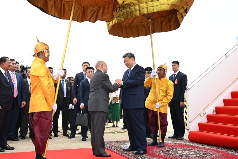 0418习近平抵达金边对柬埔寨进行国事访问.jpg