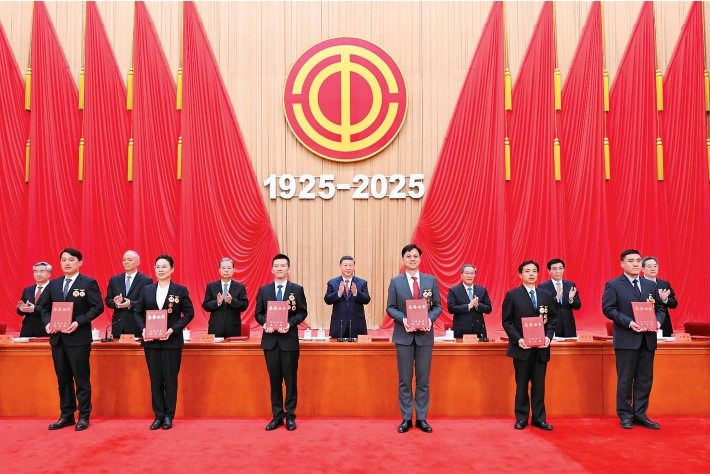 庆祝中华全国总工会成立100周年暨全国劳动模范和先进工作者表彰大会隆重举行 习近平发表重要讲话 2.jpg 庆祝中华全国总工会成立100周年暨全国劳动模范和先进工作者表彰大会隆重举行 习近平发表重要讲话 2.jpg