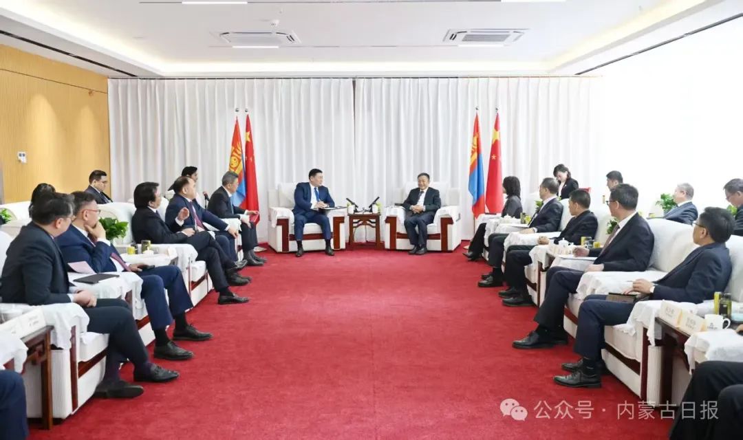 中蒙甘其毛都-嘎舒苏海图铁路建设开工仪式举行 奥云额尔登孙绍骋致辞并共同为项目揭幕3.jpg 中蒙甘其毛都-嘎舒苏海图铁路建设开工仪式举行 奥云额尔登孙绍骋致辞并共同为项目揭幕3.jpg