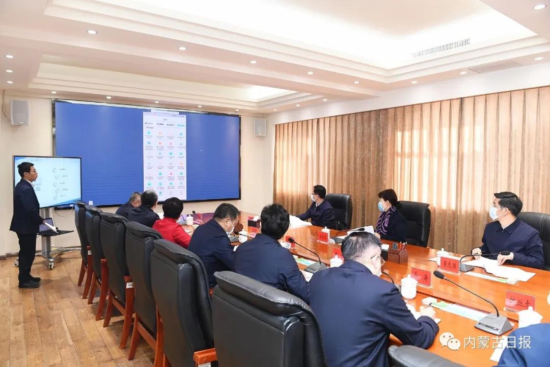 王莉霞在自治区人社厅调研时强调 要把群众当亲人 让群众办事不求人.jpg