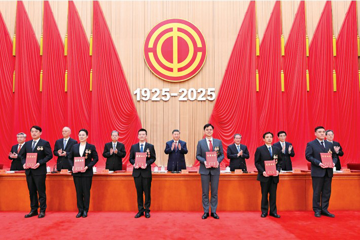 庆祝中华全国总工会成立100周年暨全国劳动模范和先进工作者表彰大会隆重举行 习近平发表重要讲话2.jpg