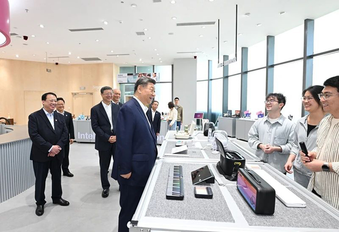 习近平在上海考察时强调：加快建成具有全球影响力的科技创新高地1.jpg