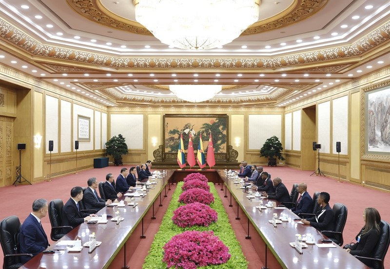 0114习近平会见格林纳达总理米切尔2.jpg