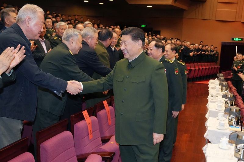 0120中央军委举行慰问驻京部队老干部迎新春演出 习近平向全军老同志祝贺新春.jpg