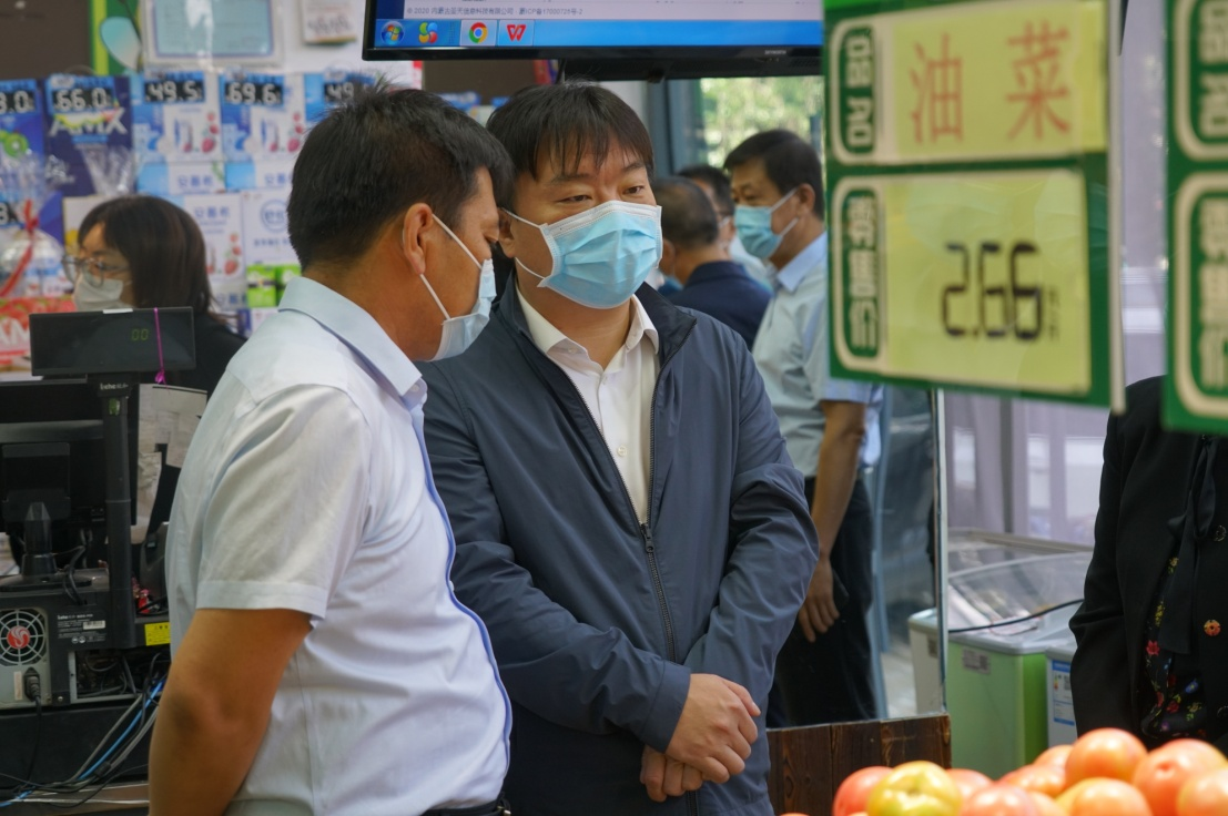 自治区商务厅党组书记张鸿福一行深入呼和浩特市考察调研市场供应2.png