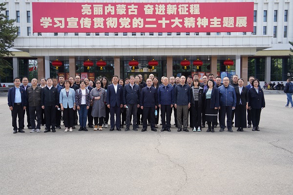 自治区统计局组织参观“亮丽内蒙古 奋进新征程 学习宣传贯彻党的二十大精神”主题展2.jpg