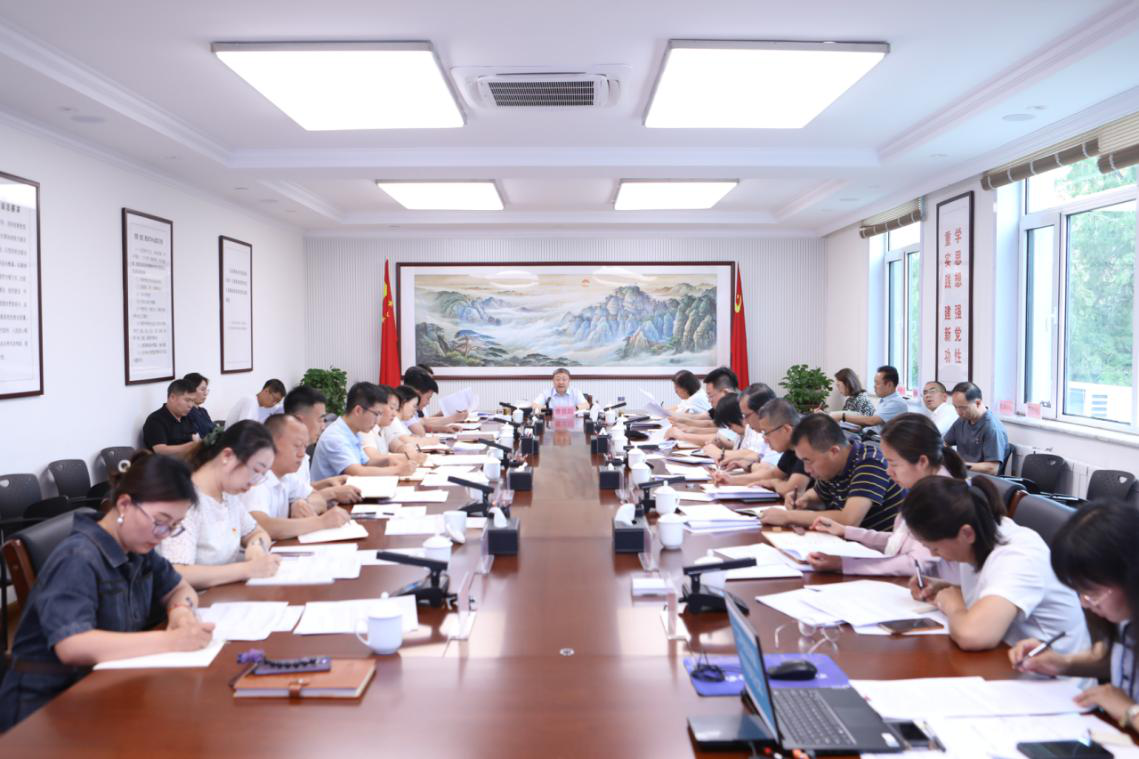 自治区统计局组织专题民主生活会会前集体学习.png