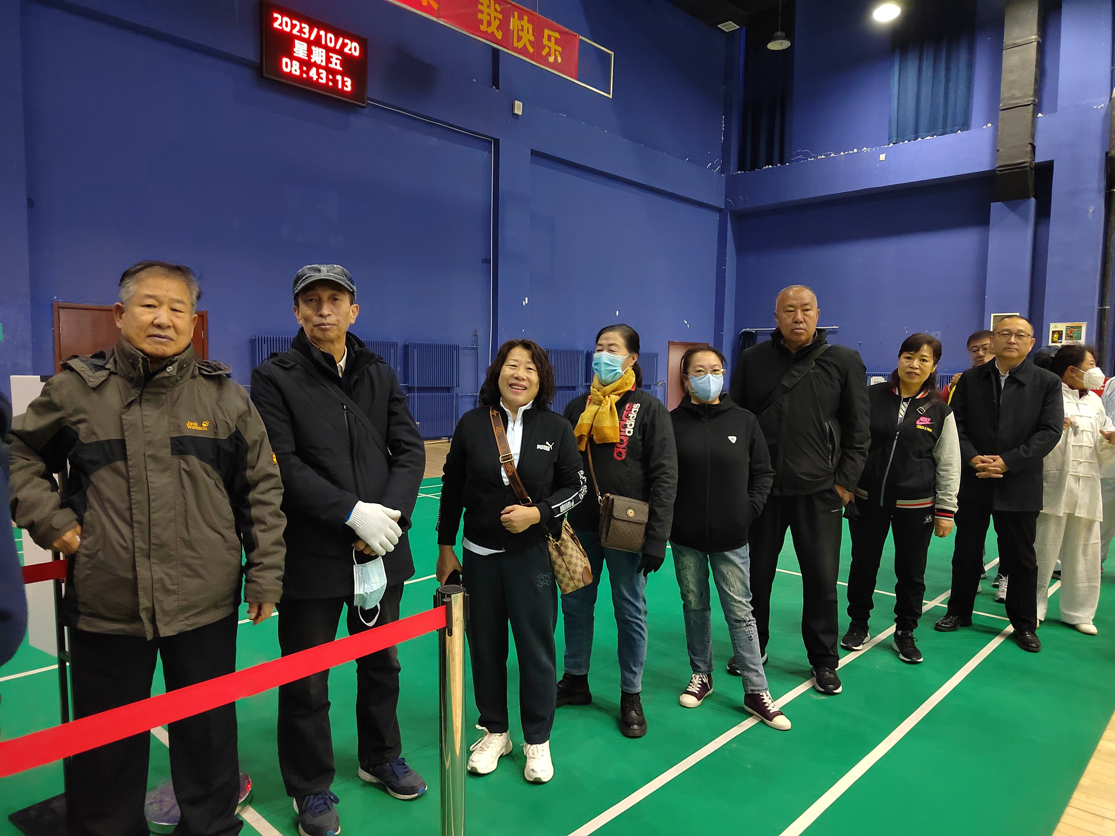 自治区统计局退休干部应邀参加“爱在深秋 乐享重阳”趣味运动会2.jpg