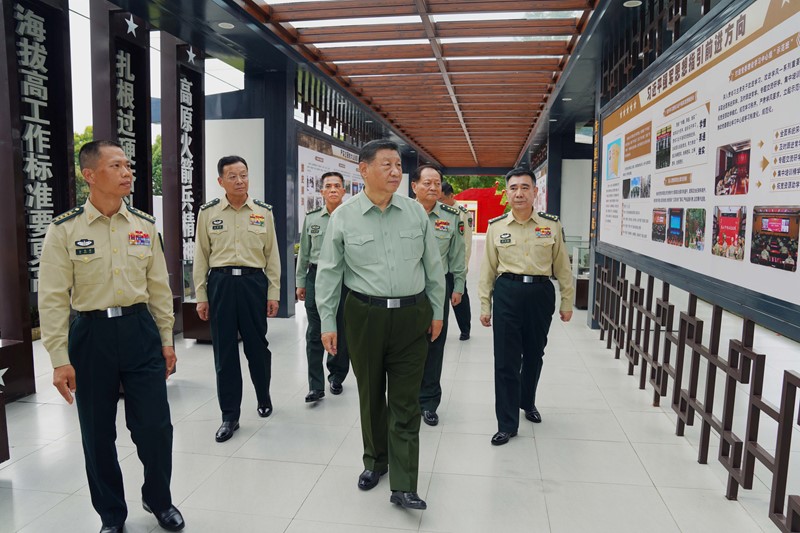 习近平在视察火箭军某旅时强调：坚持政治引领 强化使命担当 埋头苦干实干 提升战略导弹部队威慑和实战能力.jpg