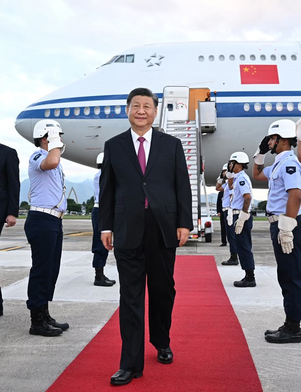 习近平抵达里约热内卢出席二十国集团领导人第十九次峰会并对巴西进行国事访问.jpg