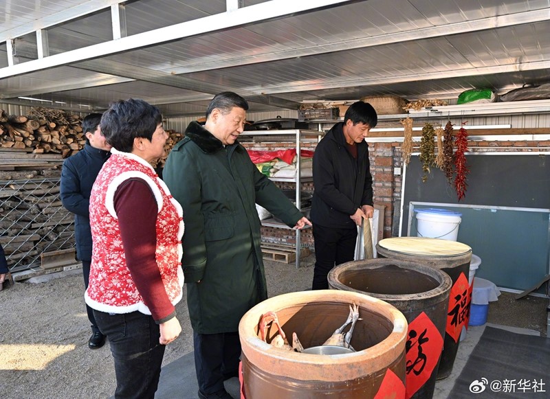 习近平在辽宁葫芦岛市看望慰问受灾群众1.jpg