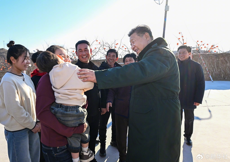 习近平在辽宁葫芦岛市看望慰问受灾群众4.jpg