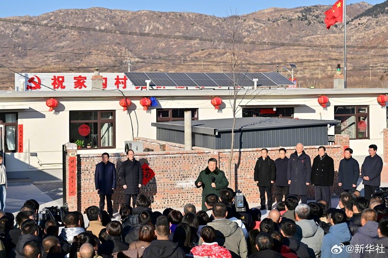 习近平在辽宁葫芦岛市看望慰问受灾群众7.jpg