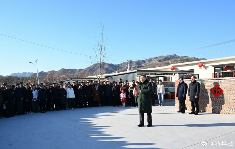 习近平在辽宁葫芦岛市看望慰问受灾群众8.jpg