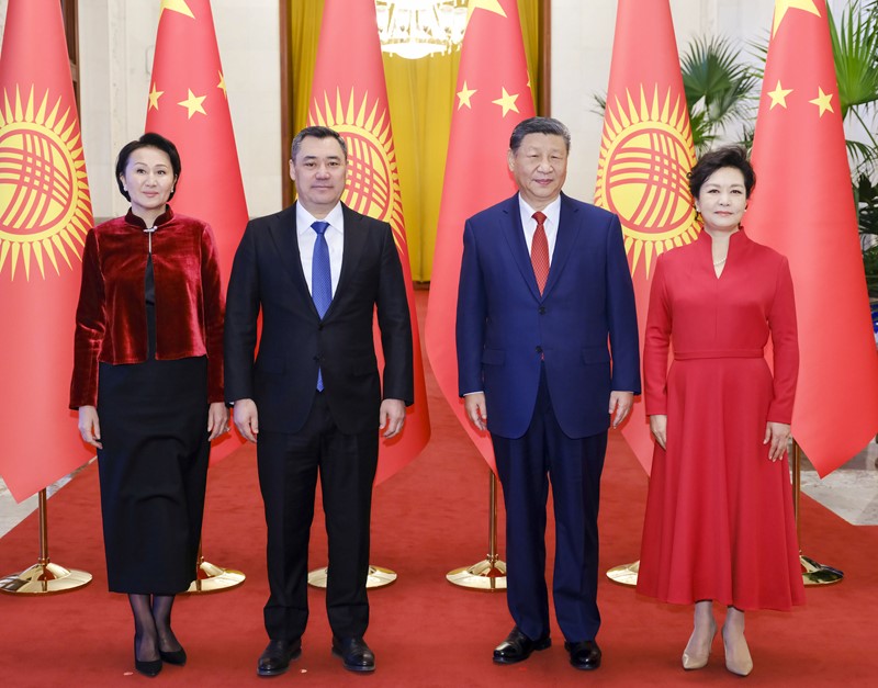 习近平同吉尔吉斯斯坦总统扎帕罗夫会谈1.jpg