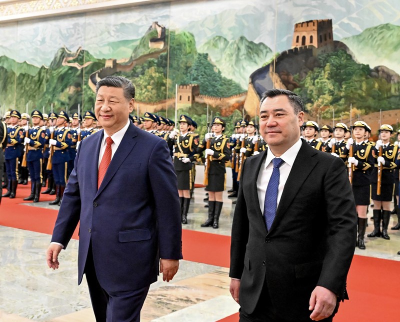 习近平同吉尔吉斯斯坦总统扎帕罗夫会谈2.jpg