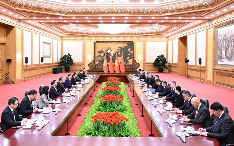 习近平同吉尔吉斯斯坦总统扎帕罗夫会谈3.jpg