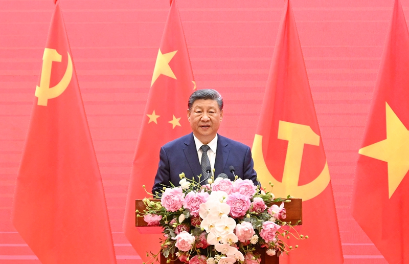 习近平同越共中央总书记苏林、越南国家主席梁强共同会见中越人民大联欢活动代表1.jpg