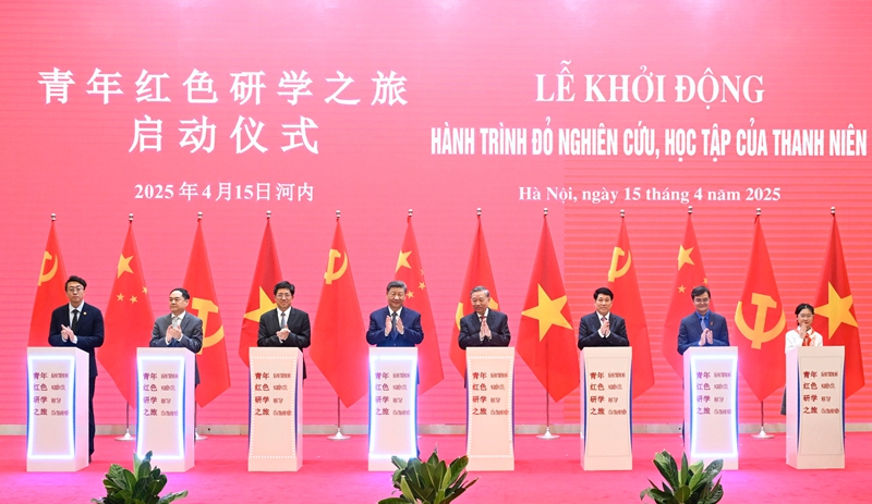 习近平同越共中央总书记苏林、越南国家主席梁强共同会见中越人民大联欢活动代表3.jpg