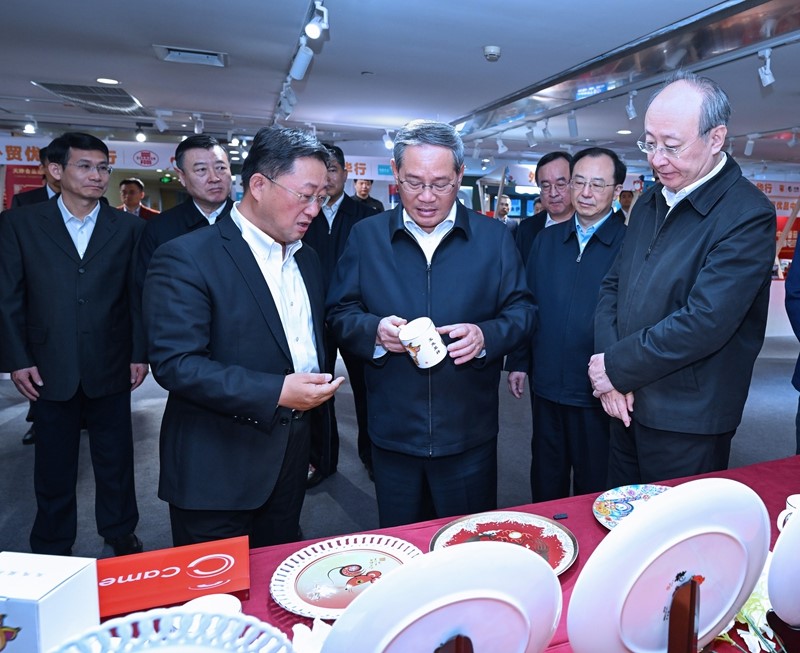 李强在北京市调研时强调：以更大力度促进消费扩大内需做强国内大循环1.jpg
