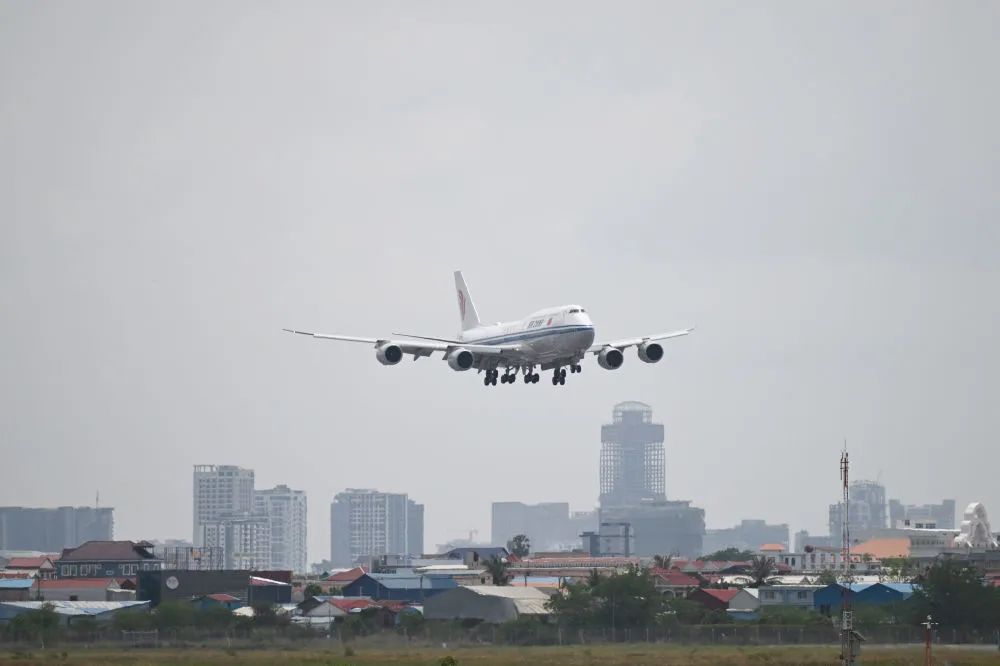 习近平抵达金边对柬埔寨进行国事访问1.jpg