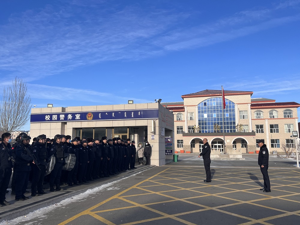 锡林浩特市公安局开展多警钟联合校园安全演练活动（2）.jpg