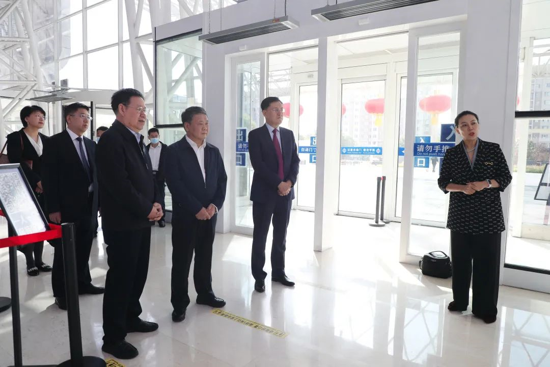 内蒙古自治区人力资源和社会保障厅党组书记、厅长翟瑛珺一行到内蒙古广播电视台开展送政策活动并签署战略合作协议 2.png