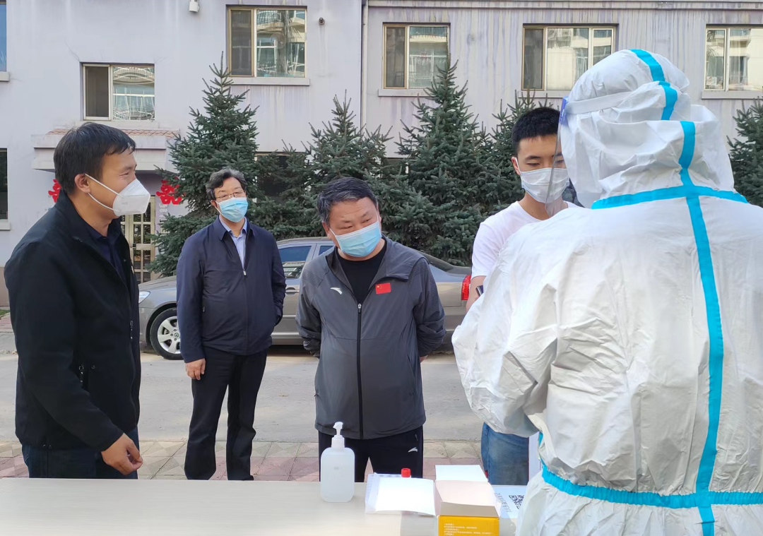 自治区人社厅党组书记、厅长翟瑛珺一行到包联社区实地察看疫情防控工作 1.png