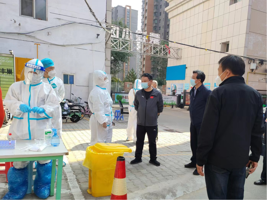 自治区人社厅党组书记、厅长翟瑛珺一行到包联社区实地察看疫情防控工作 2.png